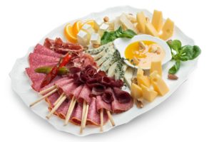 Сирне асорті ( сир королівський, брі, дор блу, пармезан) та М'ясне плато(салямі, прошутто, бастурма)